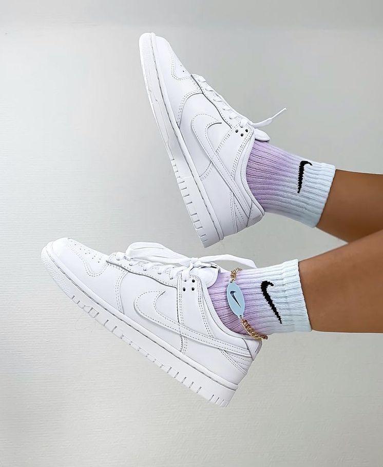 Client portant des sneakers DMC